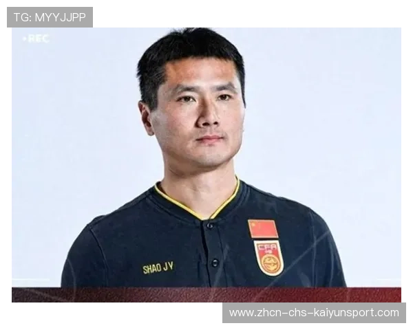 邵佳一考察苏超泰州队球员巴特王子豪：潜力与未来的交汇